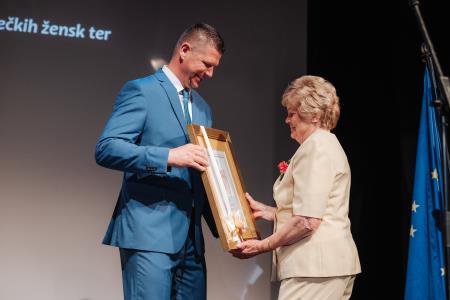 Slavnostna seja. Francka Javeršek je prejela plaketo. 